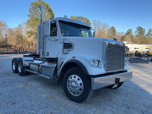 Image of Freightliner 122SD equipment image 4