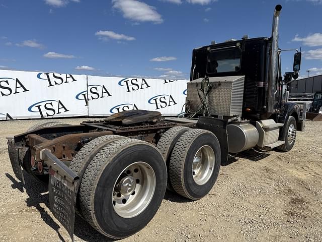 Image of Freightliner 122SD equipment image 4