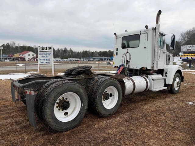 Image of Freightliner 122SD equipment image 2