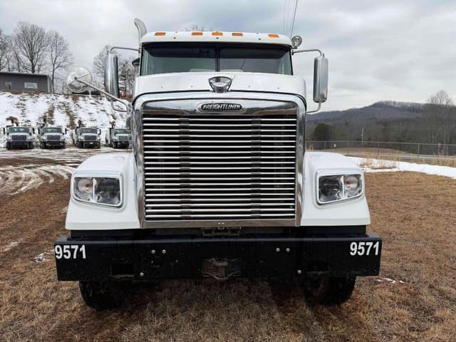 Image of Freightliner 122SD equipment image 4