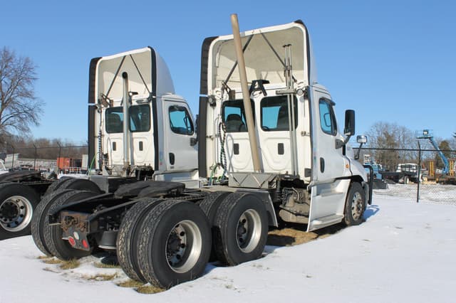 Image of Freightliner Cascadia equipment image 3