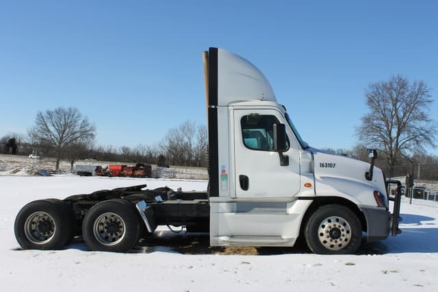 Image of Freightliner Cascadia equipment image 4