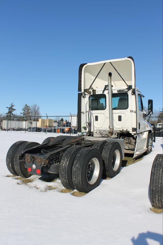 Image of Freightliner Cascadia equipment image 4
