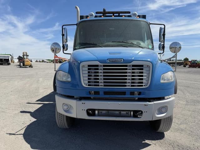 Image of Freightliner Business Class M2 100 equipment image 4