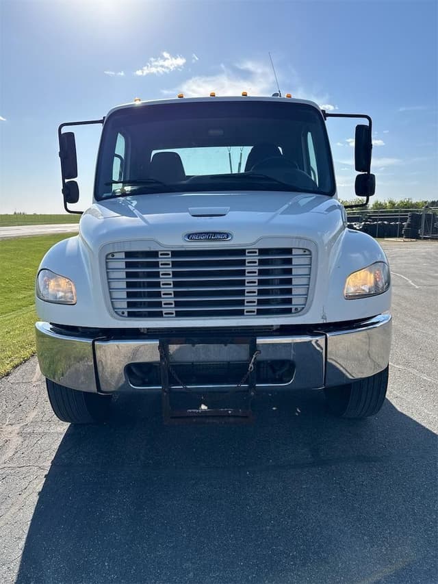 Image of Freightliner Business Class M2 106 equipment image 1