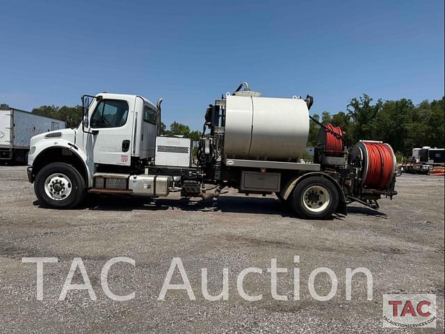 Image of Freightliner Business Class M2 106 equipment image 1
