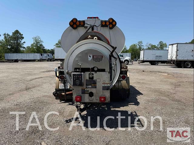 Image of Freightliner Business Class M2 106 equipment image 3