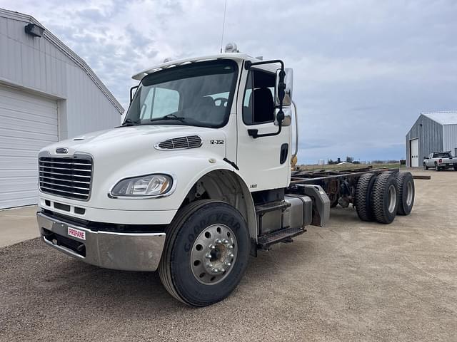Image of Freightliner Business Class M2 106 equipment image 1