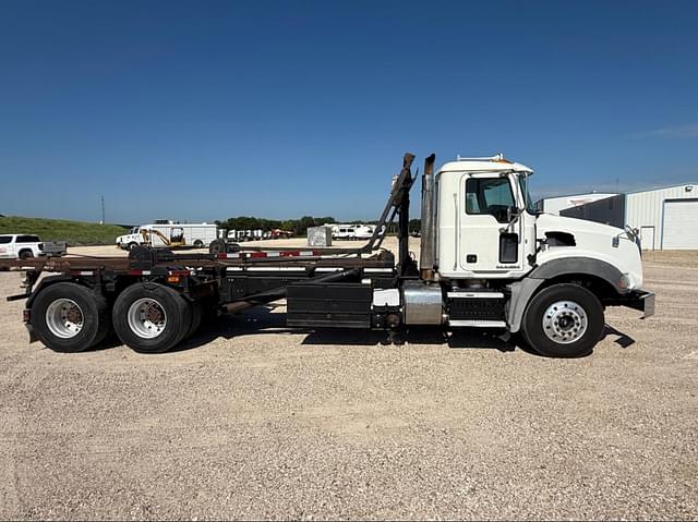Image of Freightliner Cascadia 125 equipment image 3