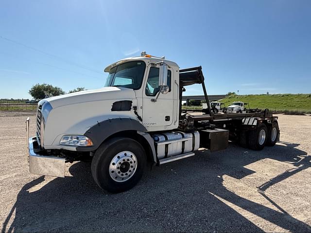 Image of Freightliner Cascadia 125 equipment image 2