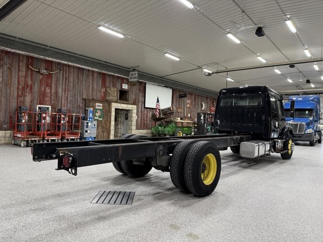Image of Freightliner Business Class M2 106 equipment image 2