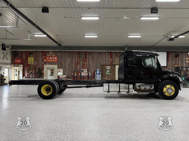 Image of Freightliner Business Class M2 106 equipment image 1