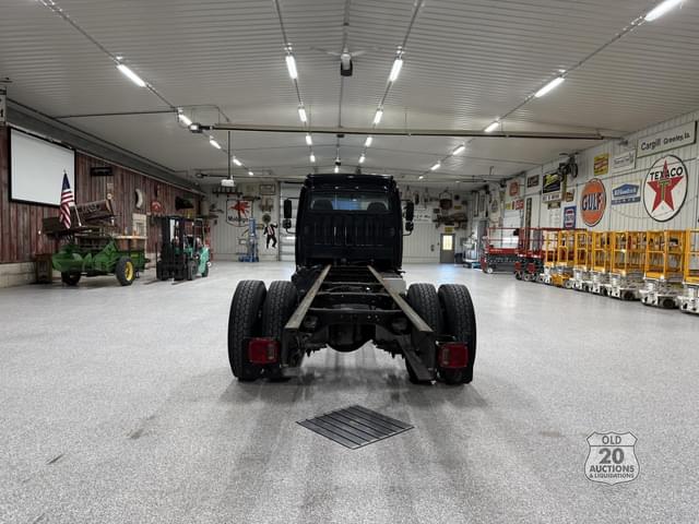 Image of Freightliner Business Class M2 106 equipment image 3