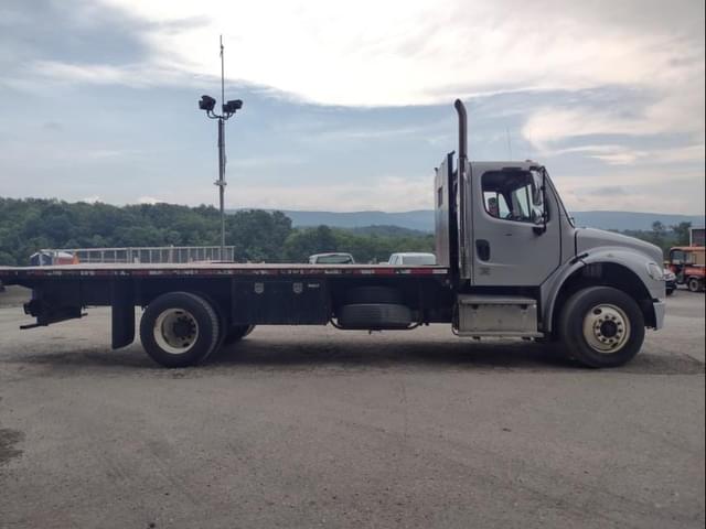Image of Freightliner Business Class M2 106 equipment image 2