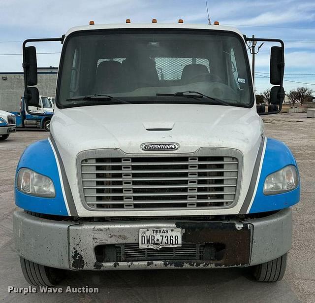 Image of Freightliner Business Class M2 106 equipment image 1