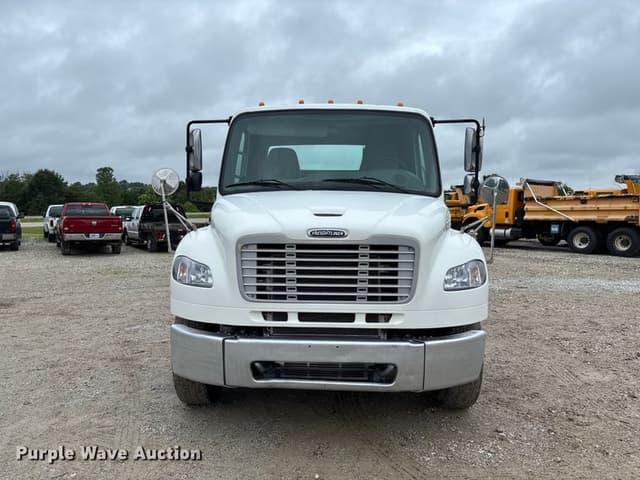 Image of Freightliner Business Class M2 106 equipment image 1