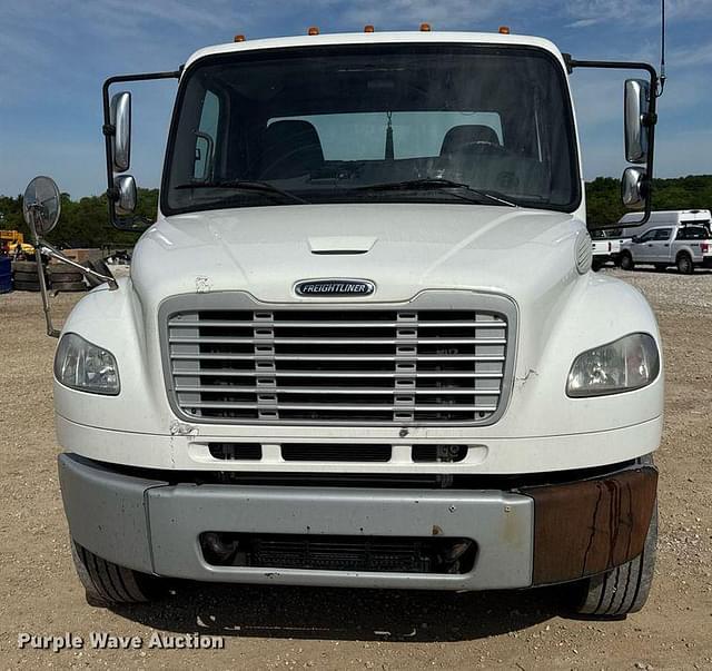 Image of Freightliner Business Class M2 106 equipment image 1