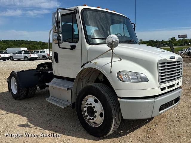 Image of Freightliner Business Class M2 106 equipment image 2