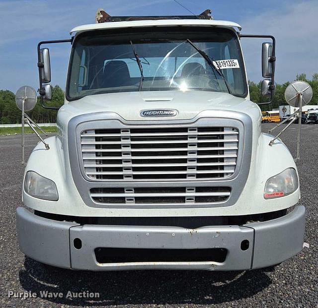 Image of Freightliner Business Class M2 equipment image 1