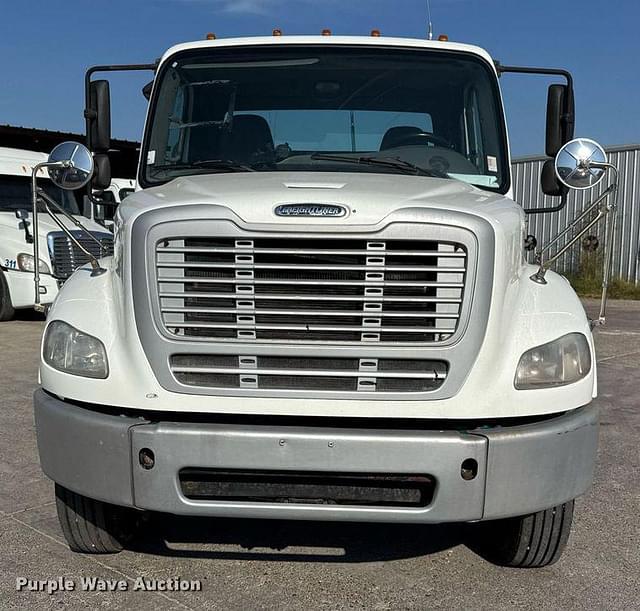 Image of Freightliner Business Class M2 equipment image 1