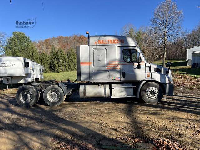 Image of Freightliner Cascadia 113 equipment image 3