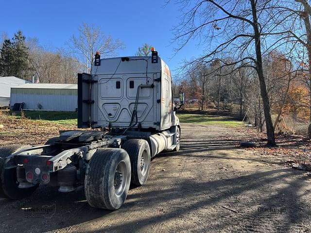 Image of Freightliner Cascadia 113 equipment image 4