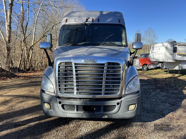 Image of Freightliner Cascadia 113 equipment image 1