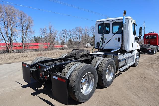 Image of Freightliner Cascadia 113 equipment image 2