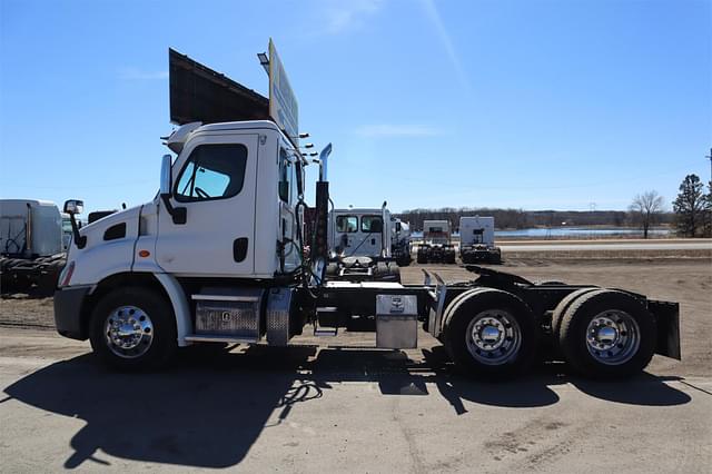 Image of Freightliner Cascadia 113 equipment image 4