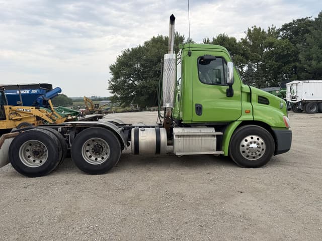 Image of Freightliner Cascadia 113 equipment image 1