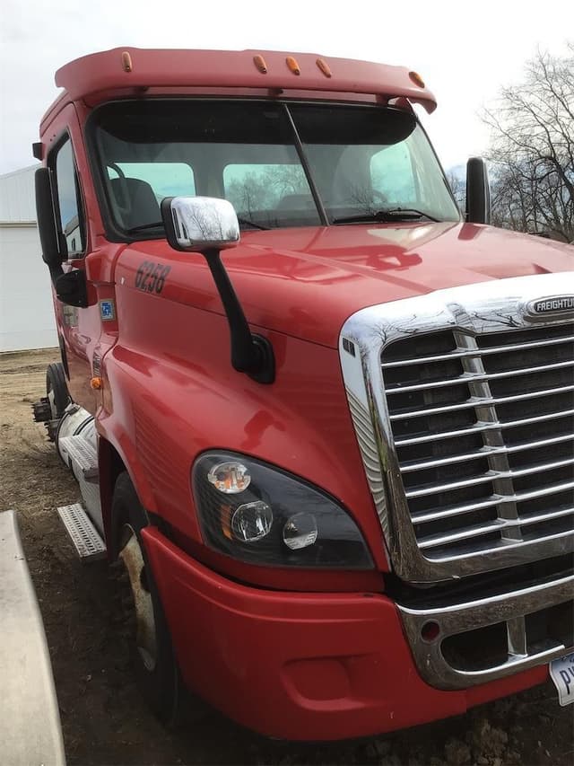 Image of Freightliner Cascadia 113 equipment image 2