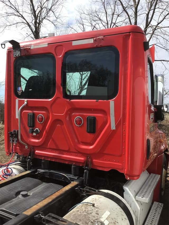 Image of Freightliner Cascadia 113 equipment image 3