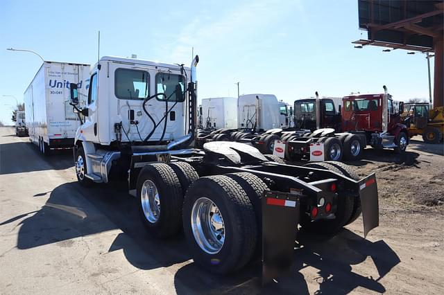 Image of Freightliner Cascadia 113 equipment image 3
