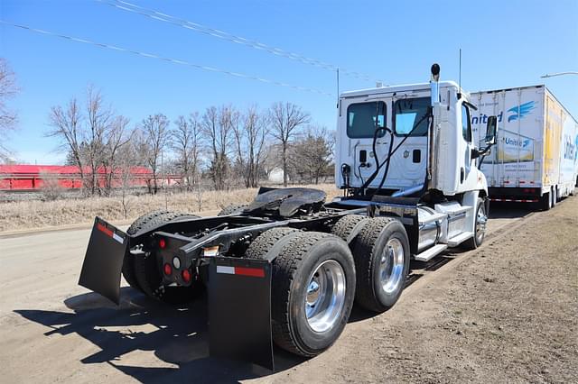 Image of Freightliner Cascadia 113 equipment image 2