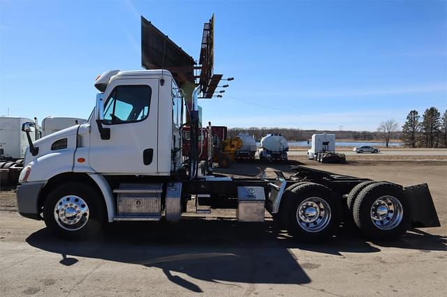 Image of Freightliner Cascadia 113 equipment image 4
