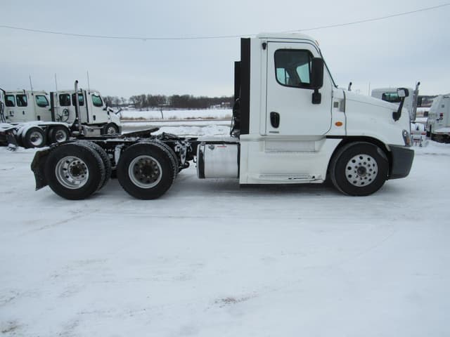 Image of Freightliner Cascadia 113 equipment image 4