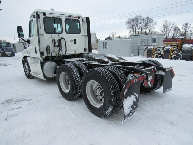 Image of Freightliner Cascadia 113 equipment image 2
