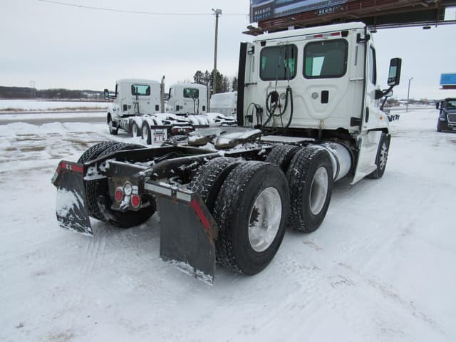 Image of Freightliner Cascadia 113 equipment image 3