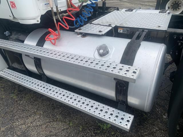 Image of Freightliner Cascadia 113 equipment image 3