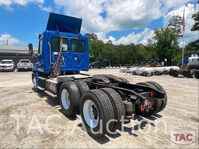 Image of Freightliner Cascadia 113 equipment image 2