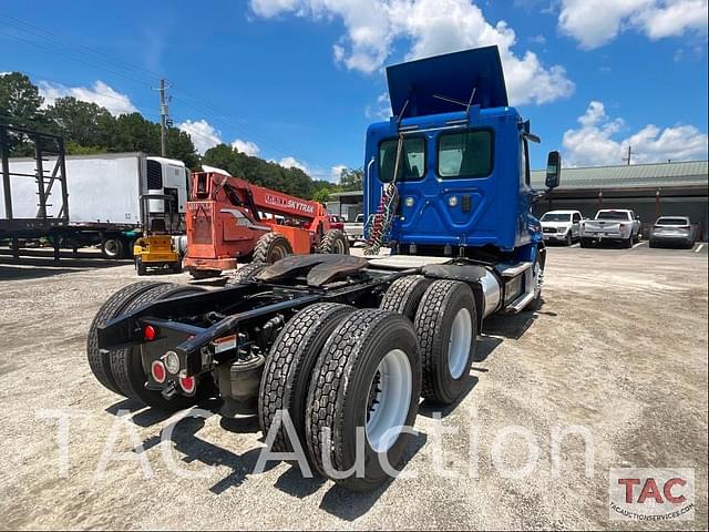 Image of Freightliner Cascadia 113 equipment image 4