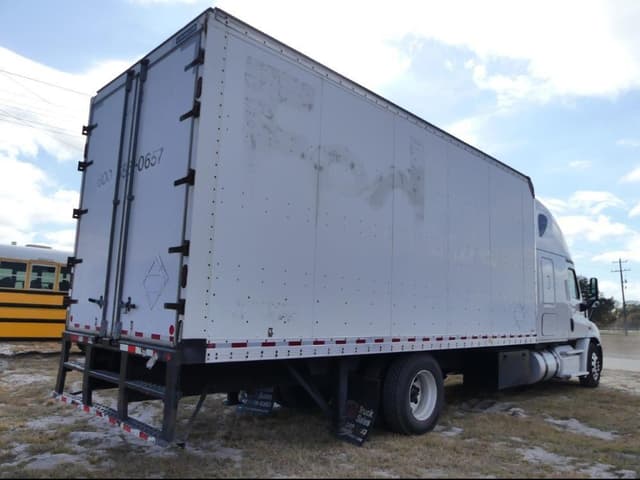 Image of Freightliner Cascadia 113 equipment image 2