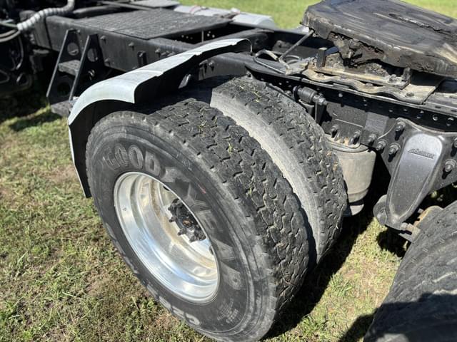 Image of Freightliner Cascadia 113 equipment image 3