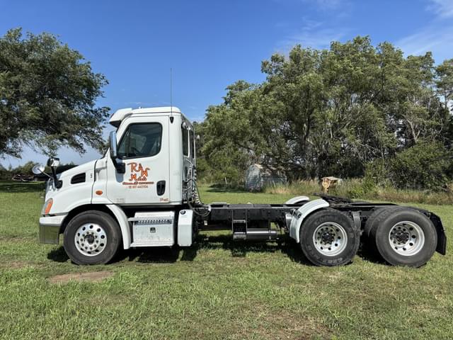 Image of Freightliner Cascadia 113 equipment image 1