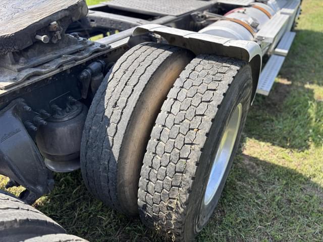 Image of Freightliner Cascadia 113 equipment image 2