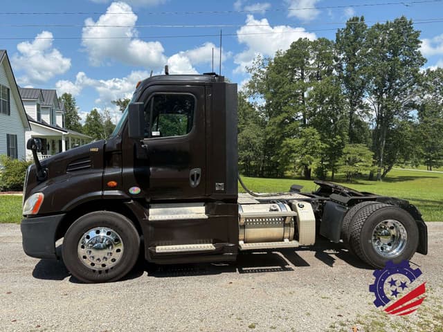 Image of Freightliner Cascadia 113 equipment image 1