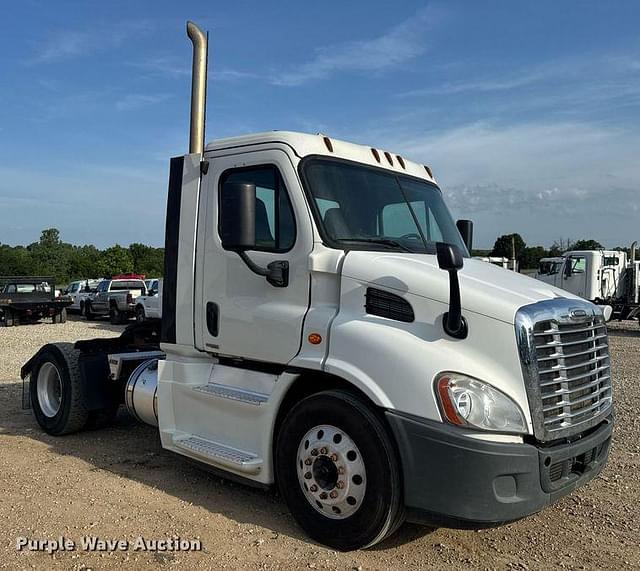 Image of Freightliner Cascadia 113 equipment image 2