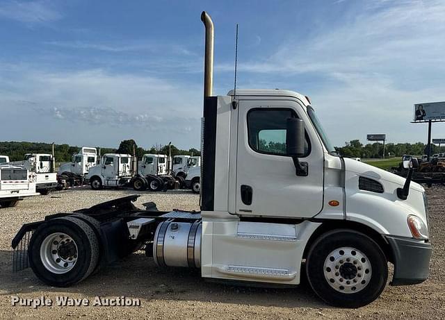 Image of Freightliner Cascadia 113 equipment image 3