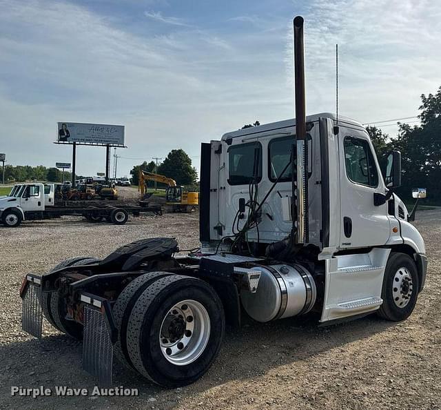 Image of Freightliner Cascadia 113 equipment image 4