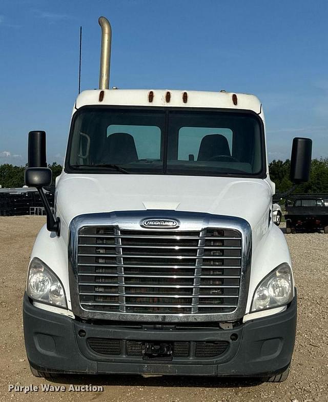 Image of Freightliner Cascadia 113 equipment image 1